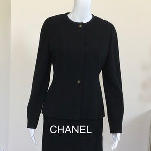 CHANEL Black wool cocktail suit. US 6